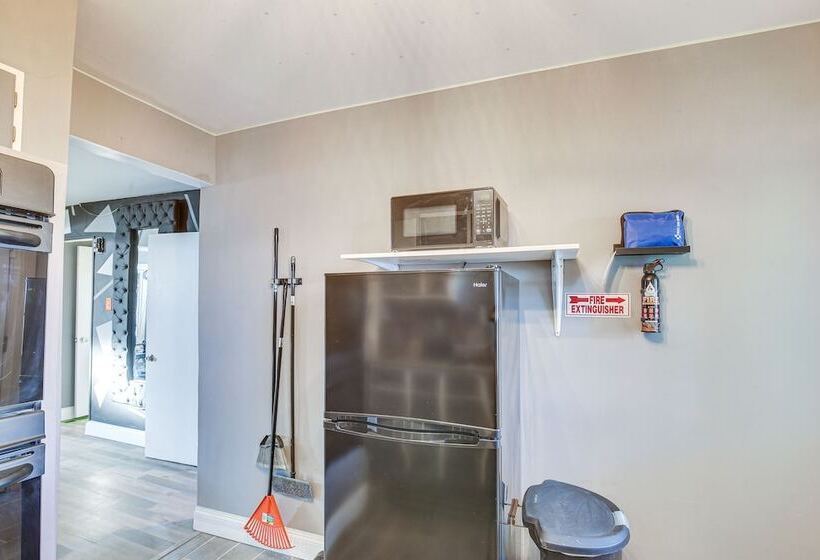 St Louis Home W/ Mini Pool Table & Arcade Game!