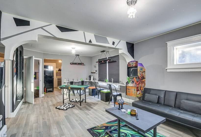 St Louis Home W/ Mini Pool Table & Arcade Game!
