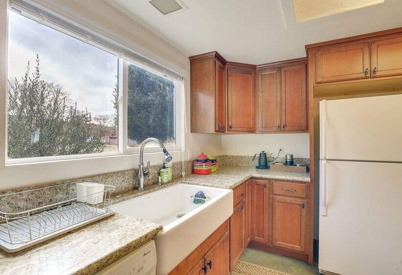 Yucca Valley Escape W/ Backyard & Mountain Views!