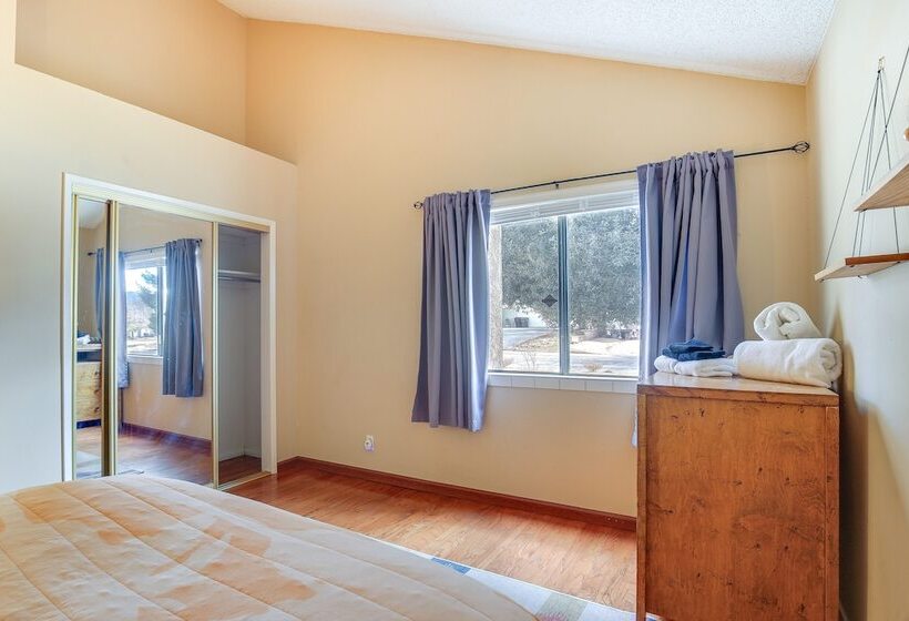 Yucca Valley Escape W/ Backyard & Mountain Views!