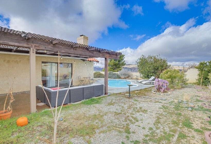 Yucca Valley Escape W/ Backyard & Mountain Views!