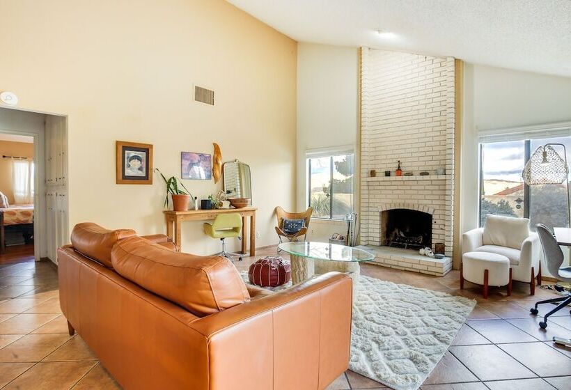 Yucca Valley Escape W/ Backyard & Mountain Views!