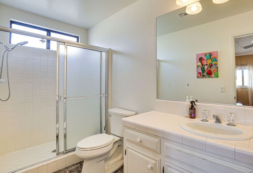 Yucca Valley Escape W/ Backyard & Mountain Views!