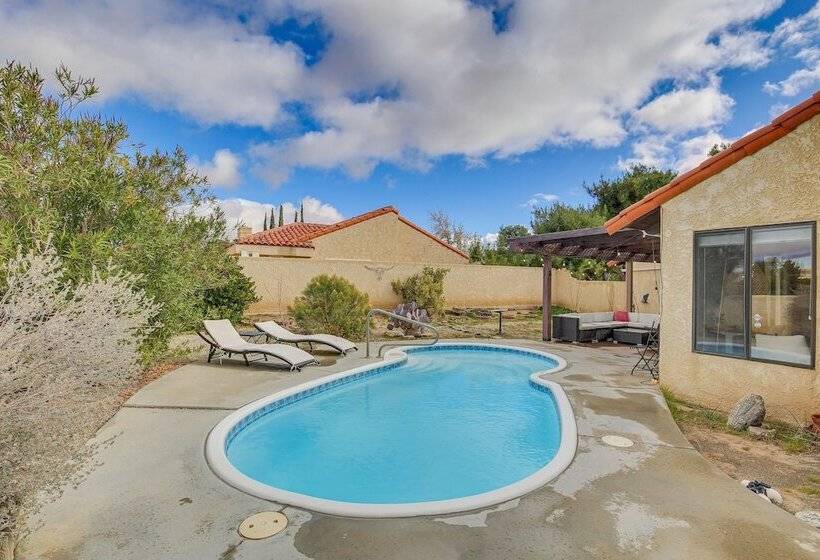 Yucca Valley Escape W/ Backyard & Mountain Views!