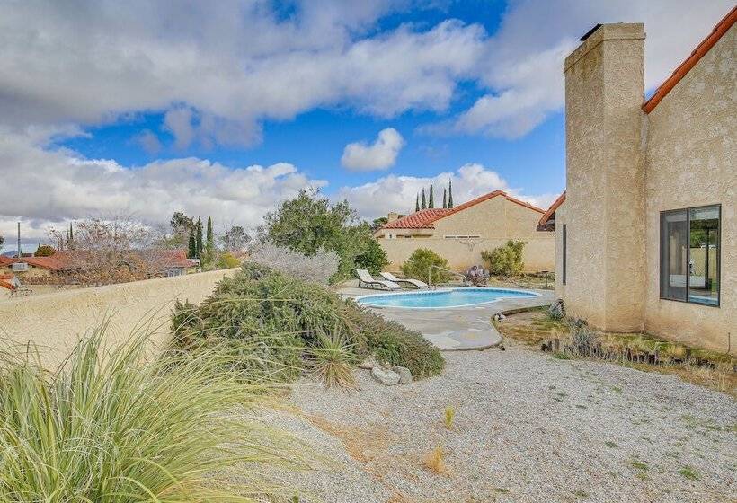 Yucca Valley Escape W/ Backyard & Mountain Views!