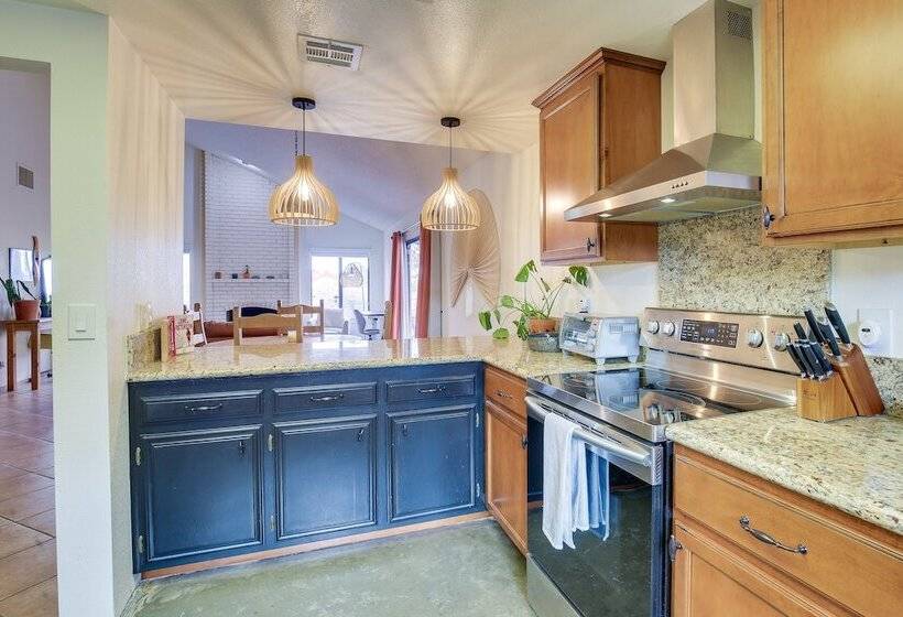 Yucca Valley Escape W/ Backyard & Mountain Views!