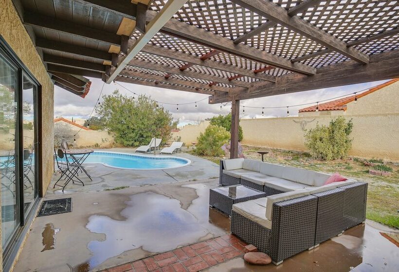 Yucca Valley Escape W/ Backyard & Mountain Views!