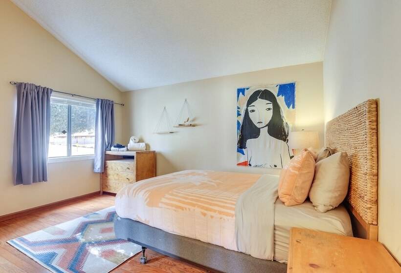 Yucca Valley Escape W/ Backyard & Mountain Views!