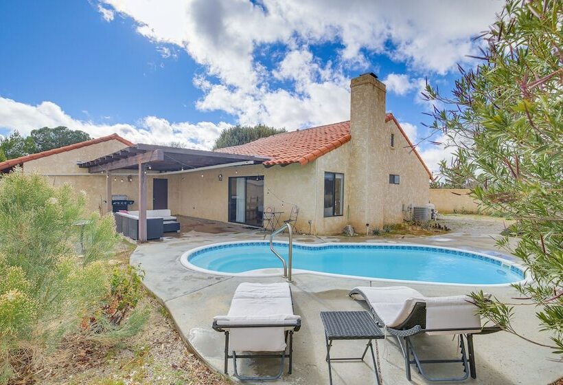 Yucca Valley Escape W/ Backyard & Mountain Views!