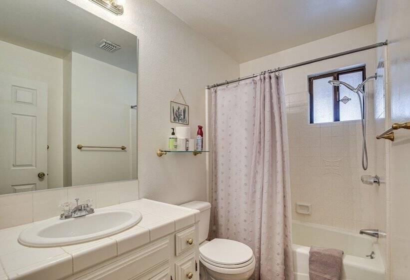 Yucca Valley Escape W/ Backyard & Mountain Views!