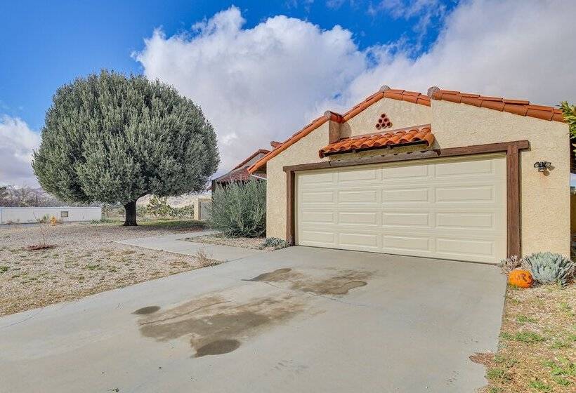 Yucca Valley Escape W/ Backyard & Mountain Views!