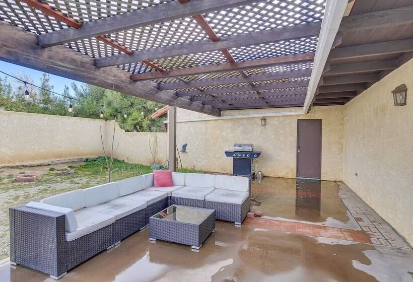 Yucca Valley Escape W/ Backyard & Mountain Views!
