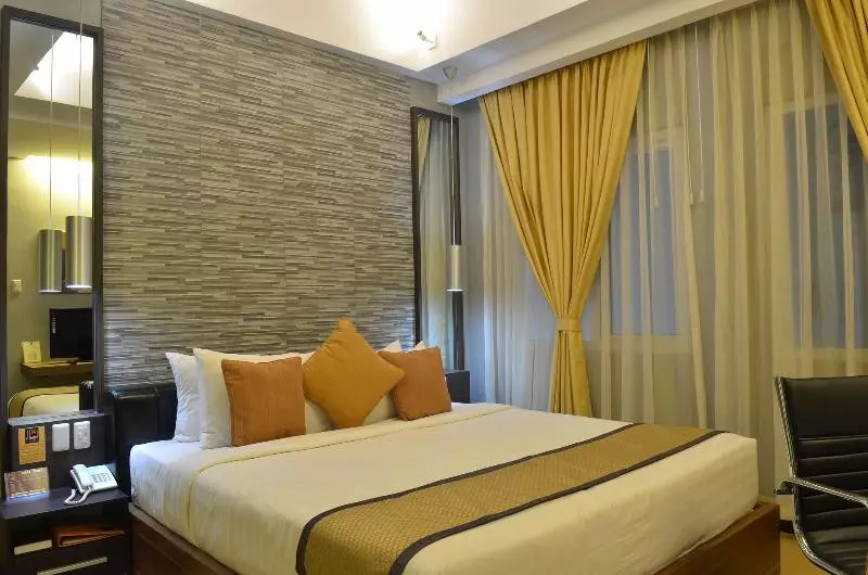 D  Hotel And Suites