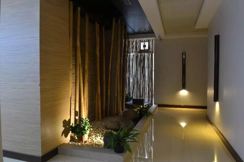 D  Hotel And Suites