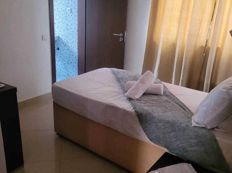 هتل Guest House La Plaza