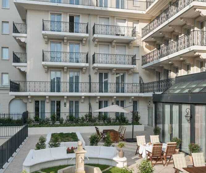 هتل Médicis Home Puteaux