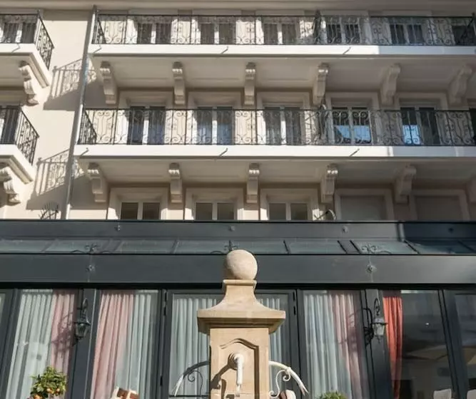 هتل Médicis Home Puteaux