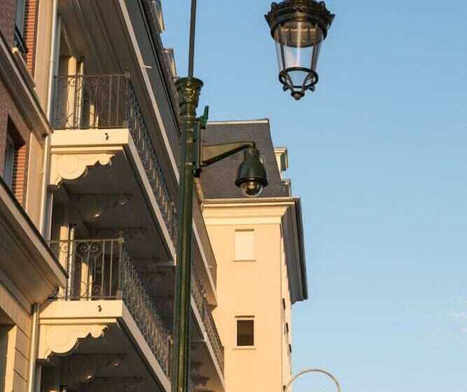 هتل Médicis Home Puteaux