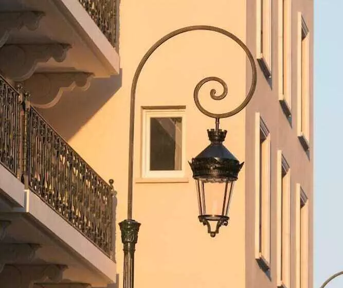 هتل Médicis Home Puteaux