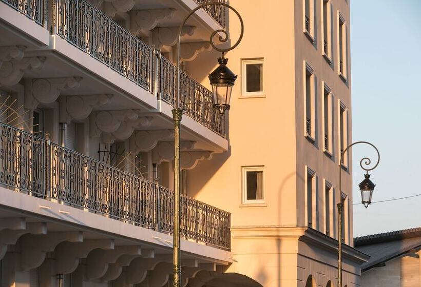 هتل Médicis Home Puteaux