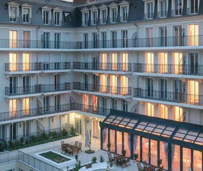 هتل Médicis Home Puteaux