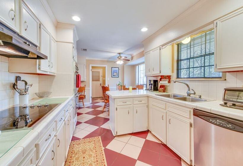 Baton Rouge Retreat W/ Private Patio!