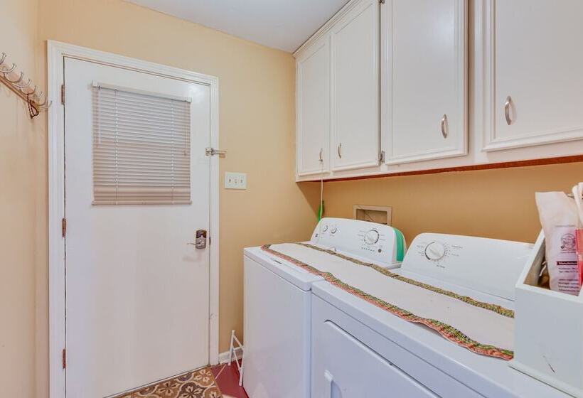 Baton Rouge Retreat W/ Private Patio!