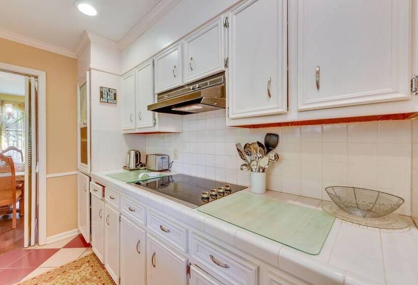 Baton Rouge Retreat W/ Private Patio!