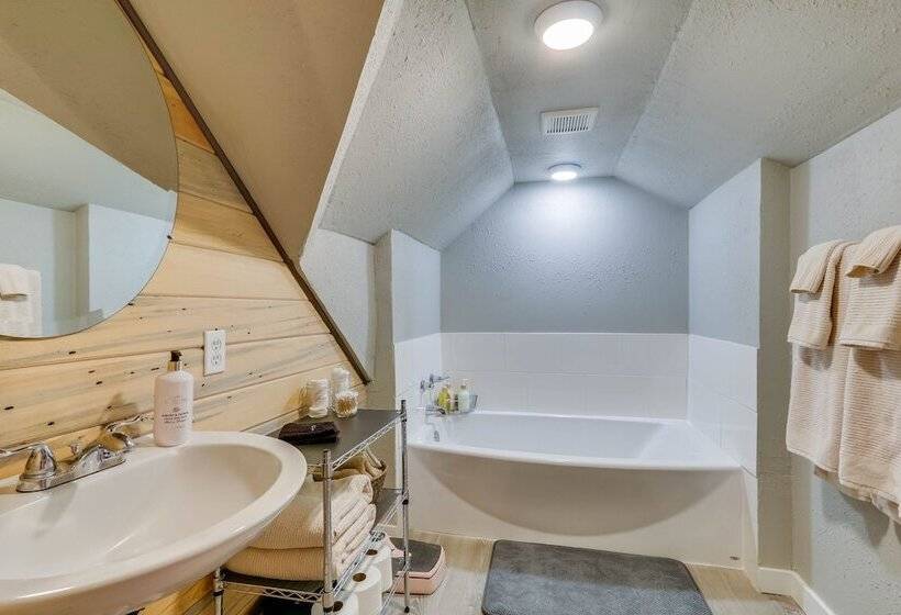 Charming Happy Valley Home: 13 Mi To Portland!