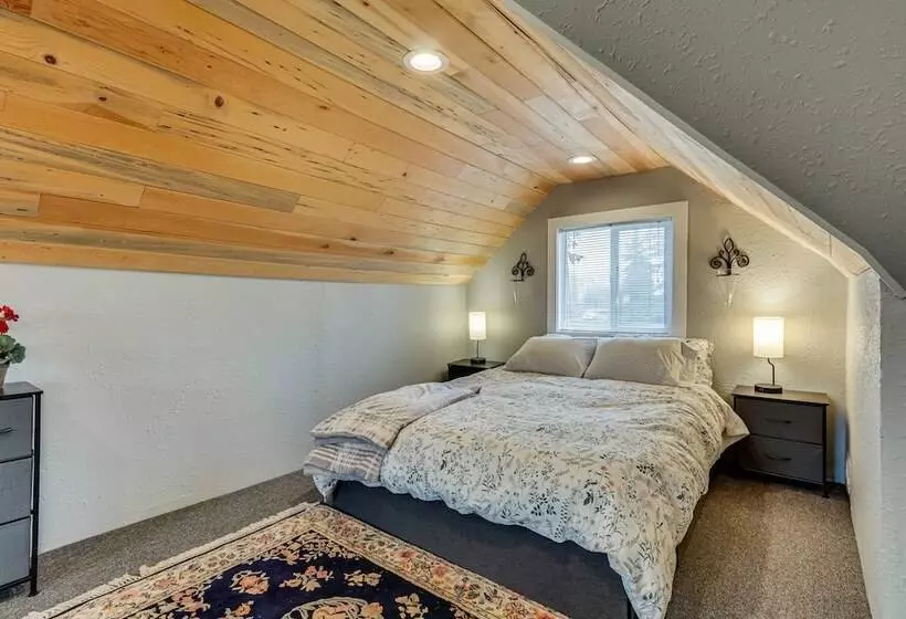 Charming Happy Valley Home: 13 Mi To Portland!