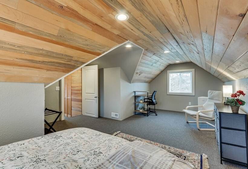 Charming Happy Valley Home: 13 Mi To Portland!