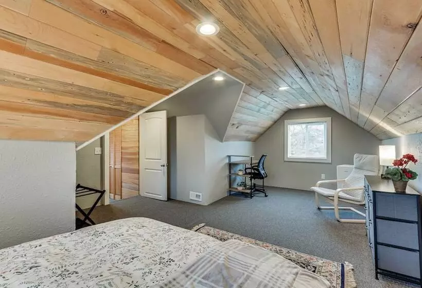 Charming Happy Valley Home: 13 Mi To Portland!