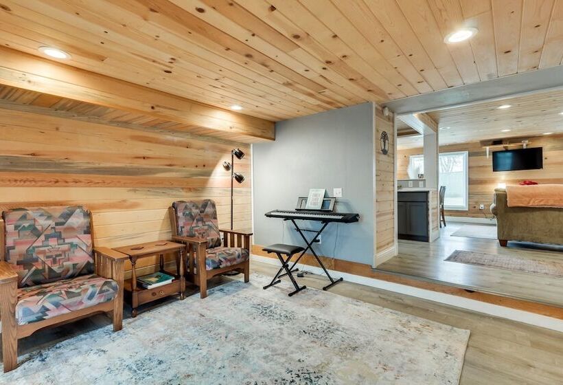 Charming Happy Valley Home: 13 Mi To Portland!