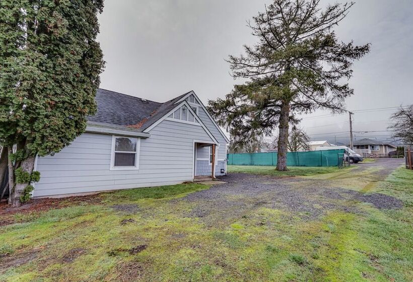 Charming Happy Valley Home: 13 Mi To Portland!