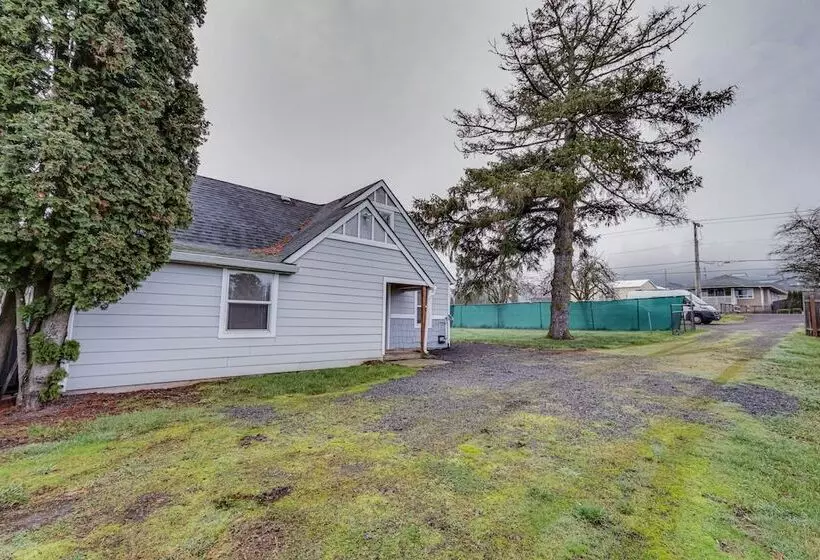 Charming Happy Valley Home: 13 Mi To Portland!