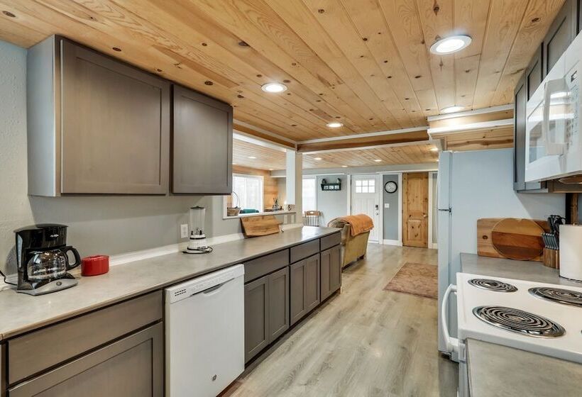 Charming Happy Valley Home: 13 Mi To Portland!