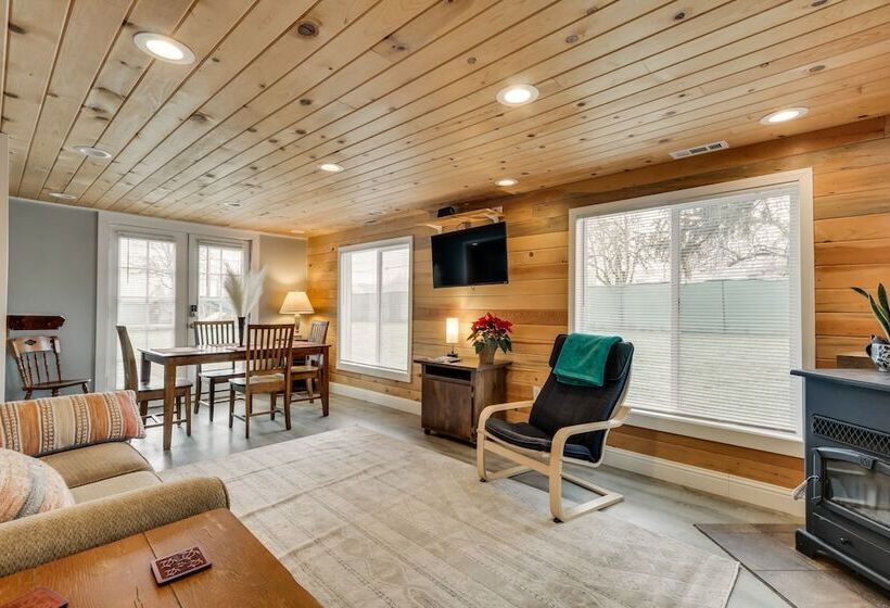 Charming Happy Valley Home: 13 Mi To Portland!