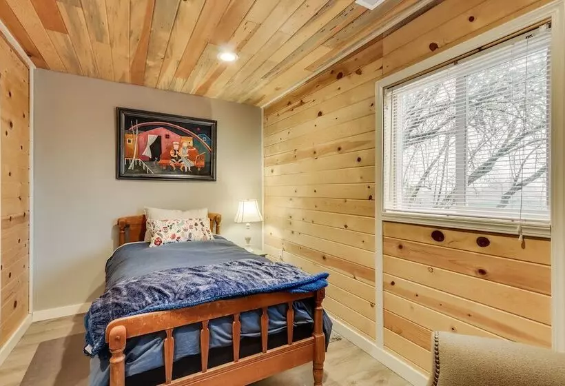 Charming Happy Valley Home: 13 Mi To Portland!