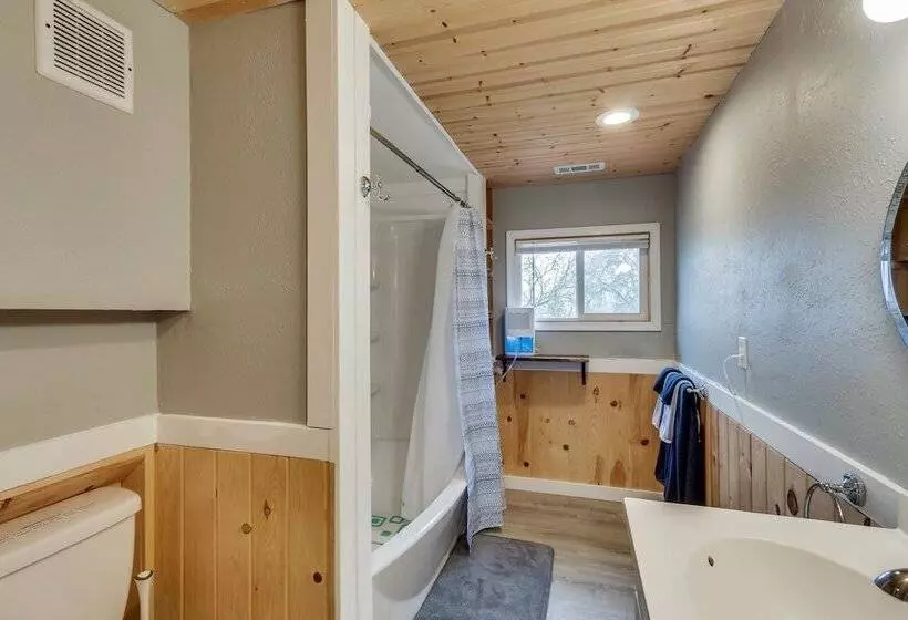 Charming Happy Valley Home: 13 Mi To Portland!