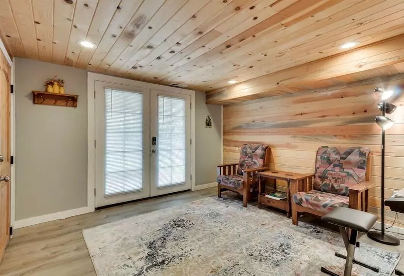 Charming Happy Valley Home: 13 Mi To Portland!