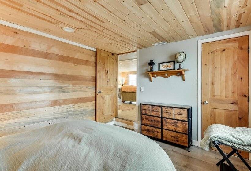 Charming Happy Valley Home: 13 Mi To Portland!