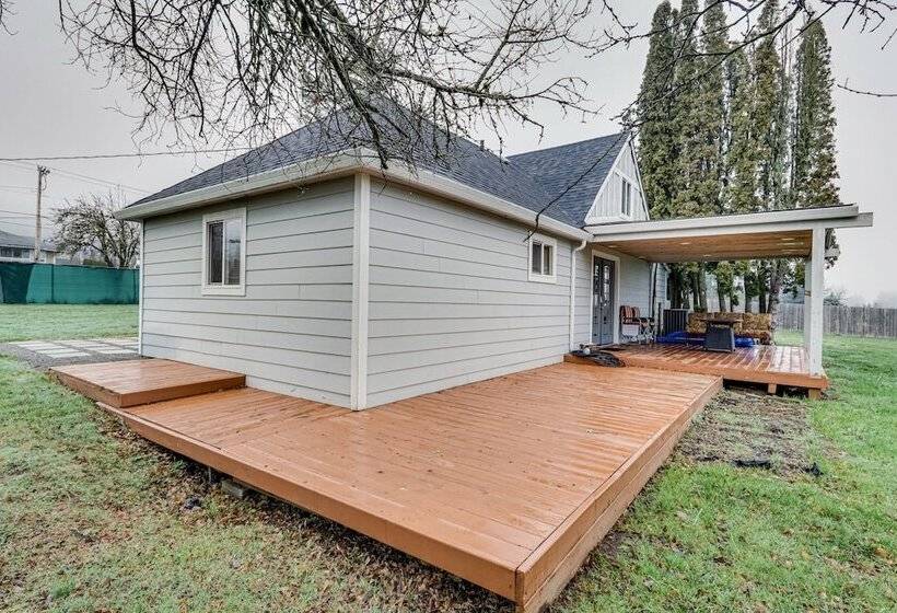 Charming Happy Valley Home: 13 Mi To Portland!