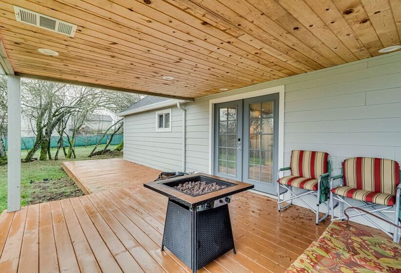 Charming Happy Valley Home: 13 Mi To Portland!