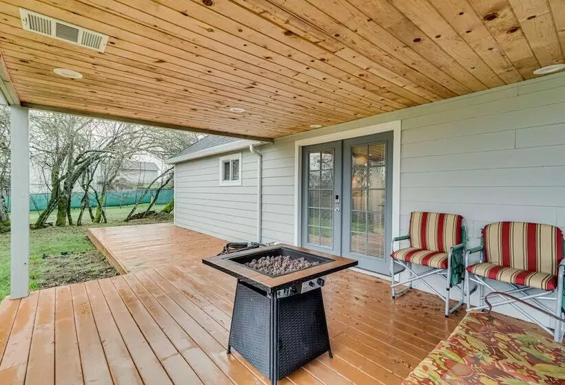 Charming Happy Valley Home: 13 Mi To Portland!