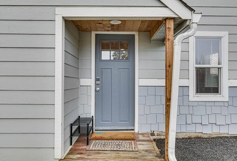 Charming Happy Valley Home: 13 Mi To Portland!