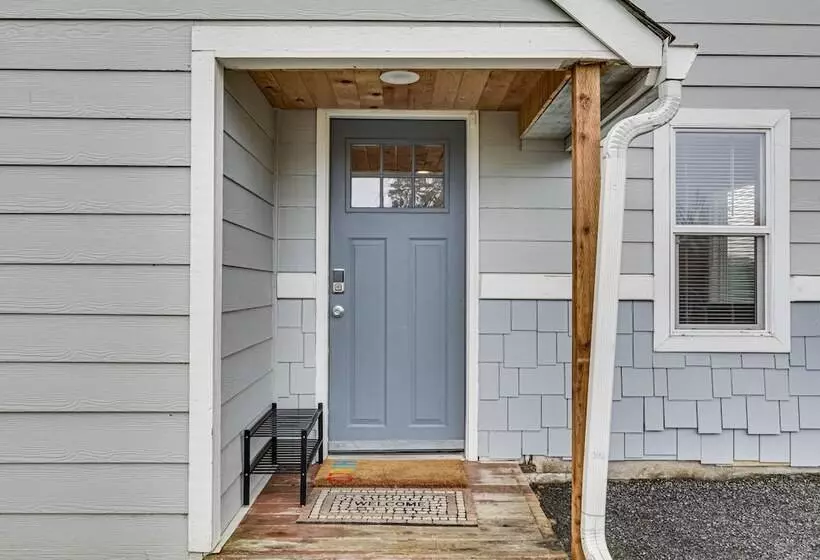 Charming Happy Valley Home: 13 Mi To Portland!