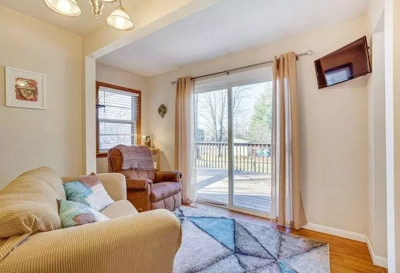 Chippewa Falls Vacation Rental: 6 Mi To Eau Claire