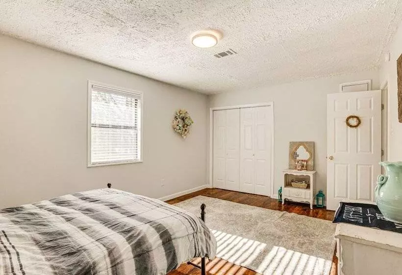 Dog Friendly Cleveland Home W/ Deck, Near Fishing!