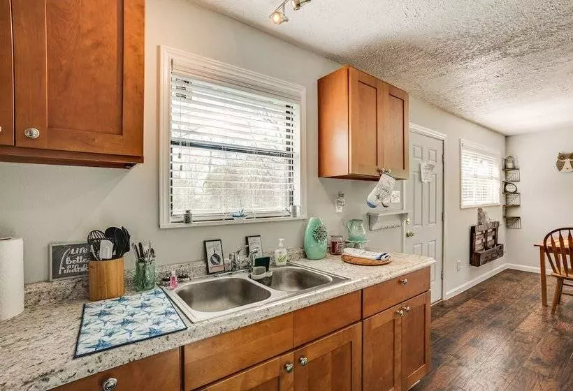 Dog Friendly Cleveland Home W/ Deck, Near Fishing!