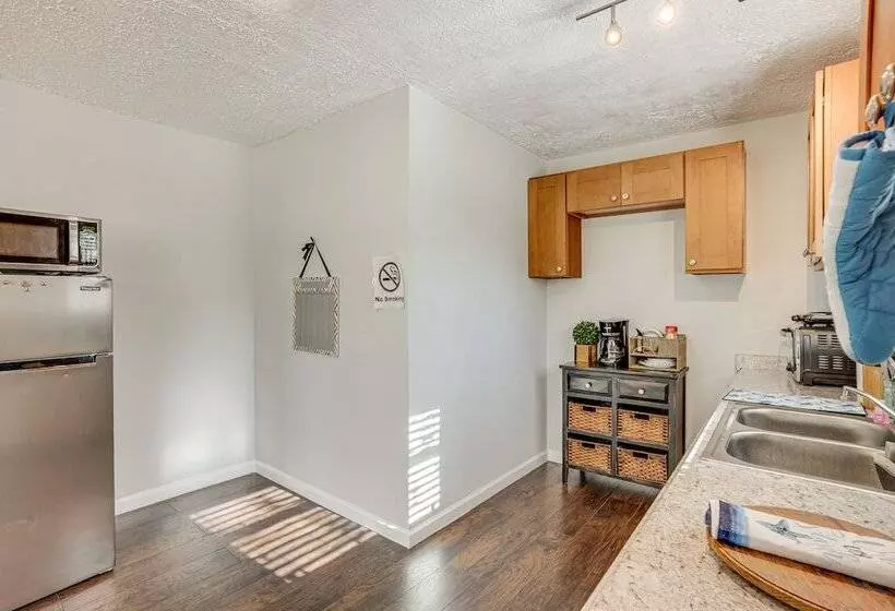 Dog Friendly Cleveland Home W/ Deck, Near Fishing!